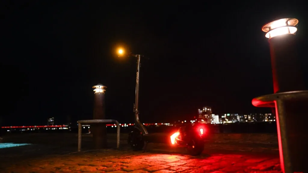 Apollo City Pro Review: My Favorite Dual-Motor Commuter 45 Apollo City Pro turn light signal at night