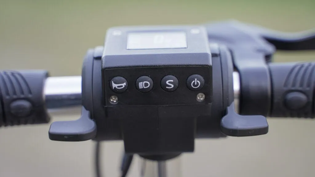 Fluid Mosquito Review: Smaller, Faster, Better? 48 Close-up of the control buttons on the Fluid Mosquito