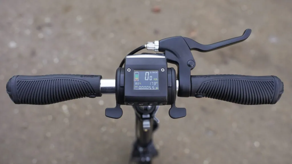 Fluid Mosquito Review: Smaller, Faster, Better? 47 Close-up of the handlebars and display on the Fluid Mosquito with a blurry background