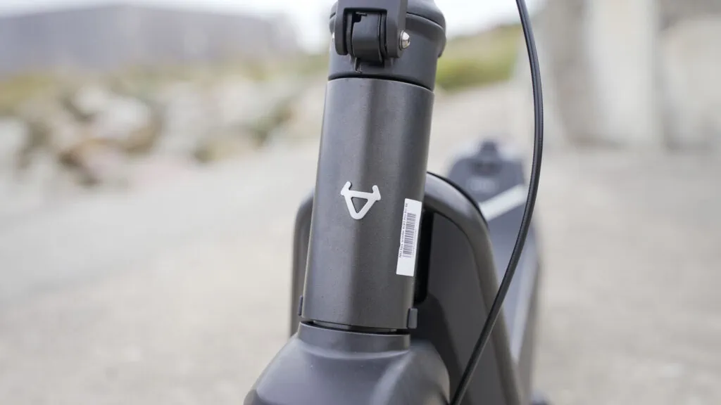 NIU KQi3 Pro Review: A Level-Up For Commuter Scooters 71 Closeup of the logo on NIU KQi3 Pro