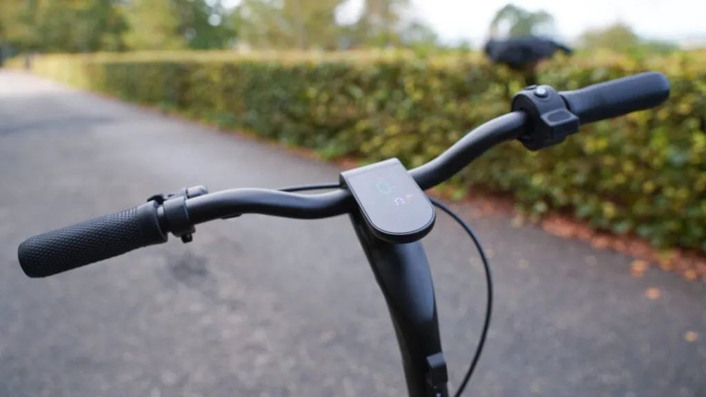 Atomi E20ย Review: A Hidden-Gem Entry-level Scooter 40 Cockpit on the Atomi E20