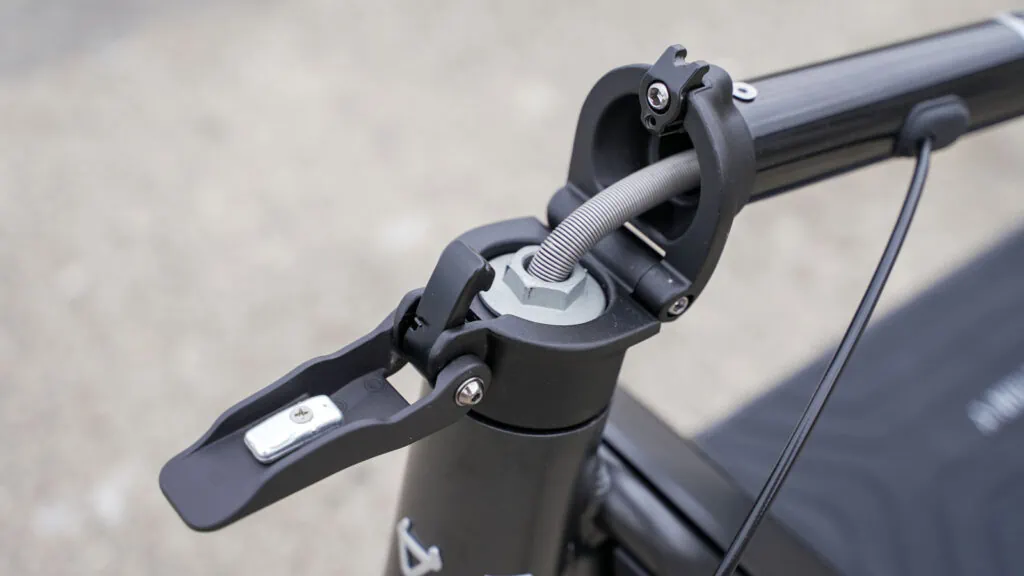 NIU KQi3 Pro Review: A Level-Up For Commuter Scooters 67 Folding mechanism on NIU KQi3 Pro