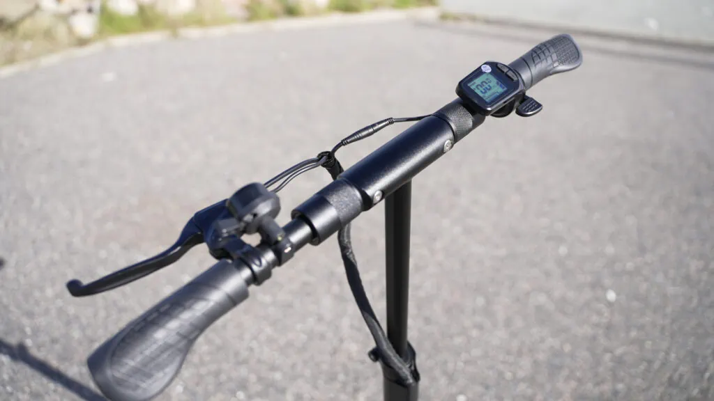 fluid Horizon Electric Scooter Review 41 Handlebars and cockpit on the Fluid Horizon