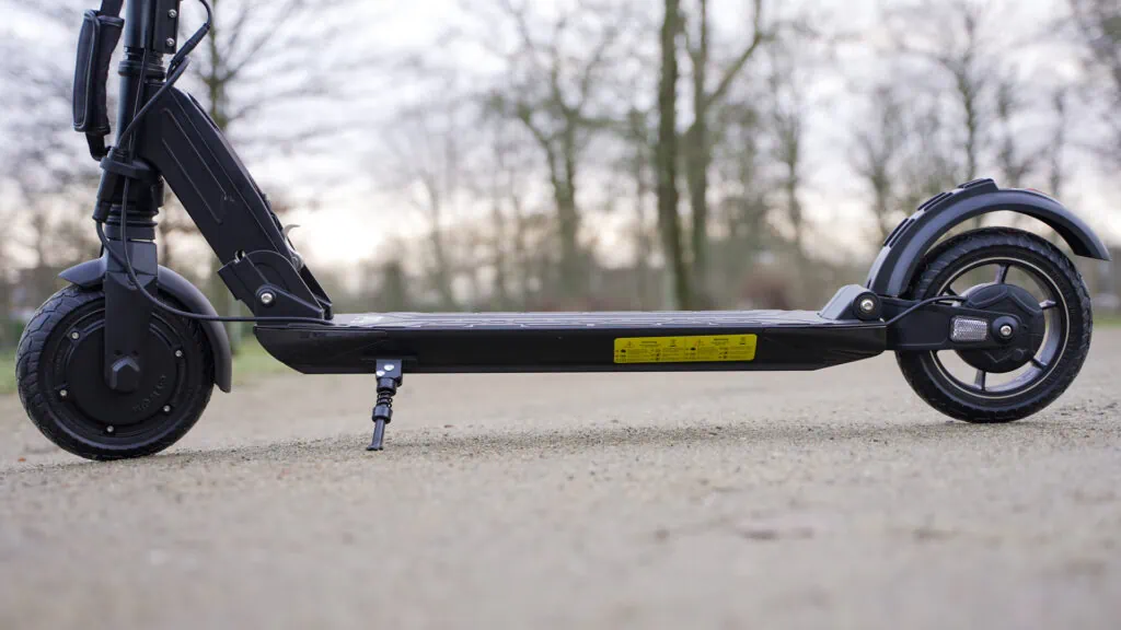 Fluid Mosquito Review: Smaller, Faster, Better? 46 Low-angled photo of the Fluid Mosquito with the deck and ground in focus to show the ground clearance