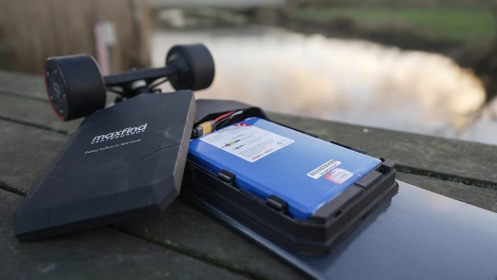 Maxfind Max4 Pro Review - An Innovative Lightweight Electric Skateboard 37 Maxfind Max4 Pro fast swap battery