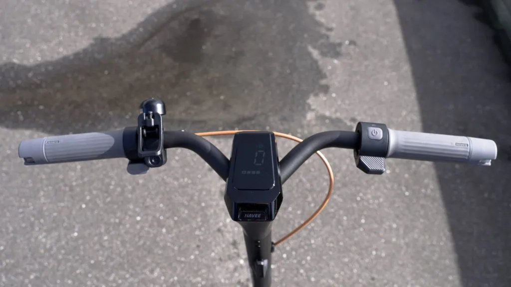 Navee GT3 Pro Review: The Best Budget Commuter Scooter 20 Navee GT3 Pro cockpit