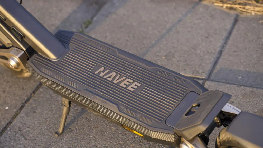 Navee ST3 Pro Review: The Most Complete Commuter Scooter? 23 Navee ST3 Pro deck