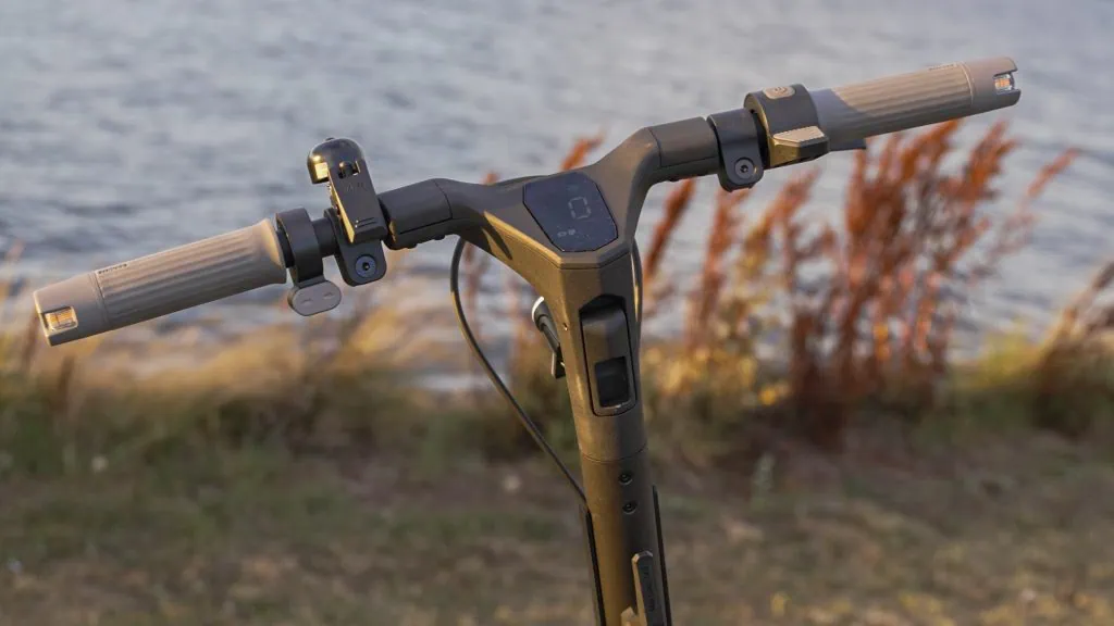 Navee ST3 Pro Review: The Most Complete Commuter Scooter? 22 Navee ST3 Pro handlebars