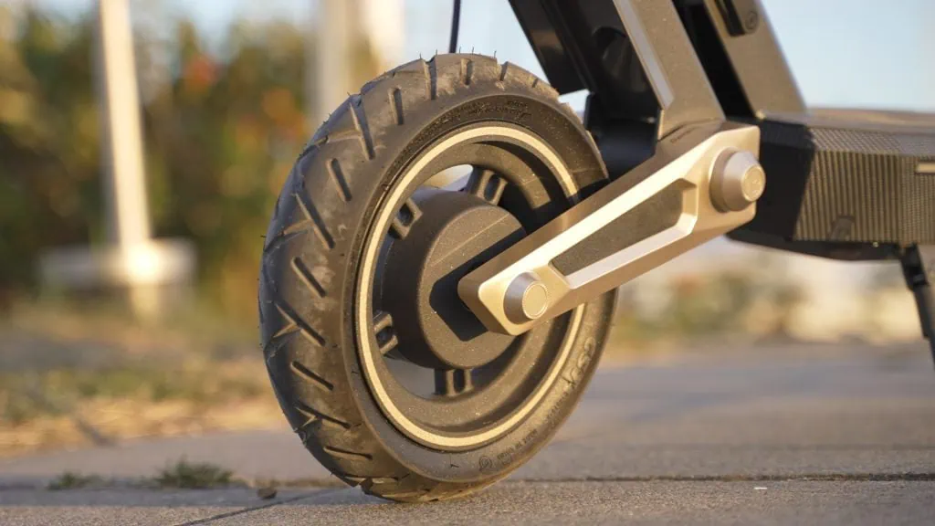 Navee ST3 Pro Review: The Most Complete Commuter Scooter? 20 Navee ST3 Pro tire