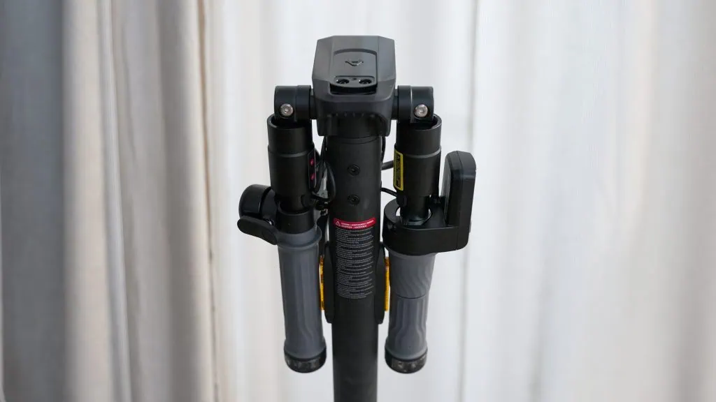 NIU KQi 100F Review: Exceptional Comfort and Portability Under $500 21 NIU KQi 100F foldable handlebars