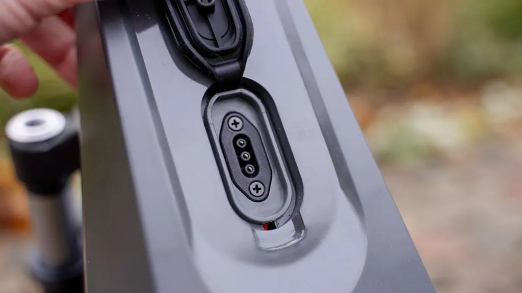 NIU KQi 200F Review: A Reliable Mixed-Mode Commuter 18 NIU KQi 200F charging port