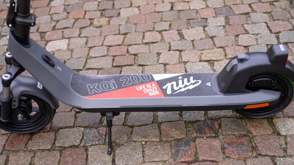 NIU KQi 200F Review: A Reliable Mixed-Mode Commuter 22 NIU KQi 200F deck