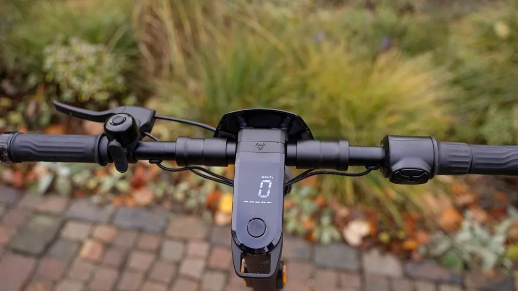 NIU KQi 200F Review: A Reliable Mixed-Mode Commuter 21 NIU KQi 200F Handlebars