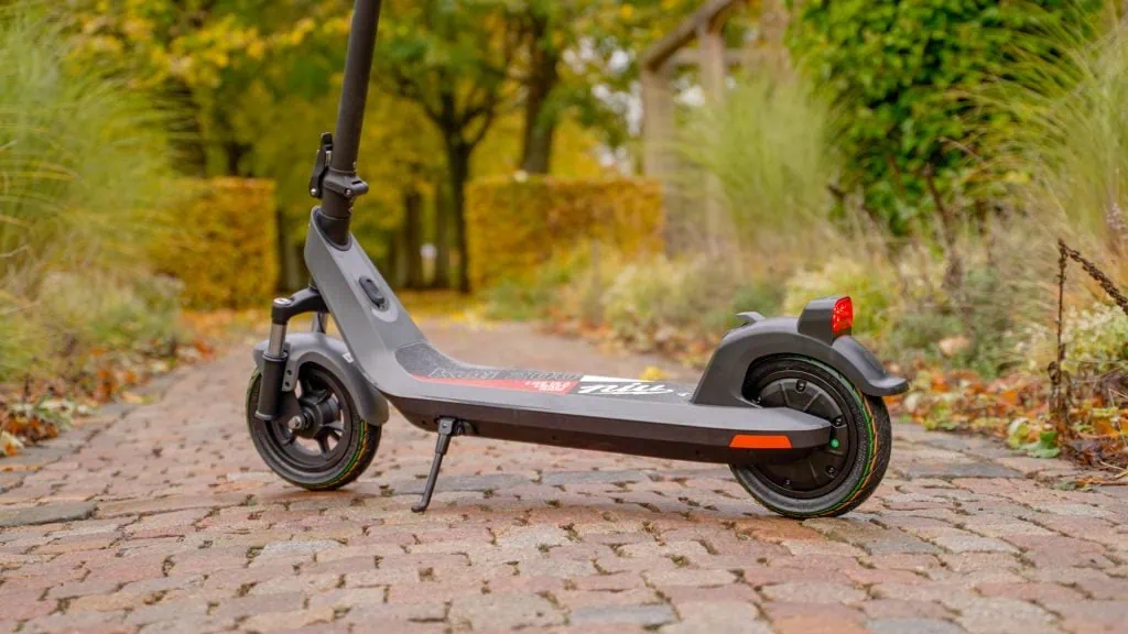 NIU KQi 200F Review: A Reliable Mixed-Mode Commuter 30 NIU KQi 200F on cobblestone