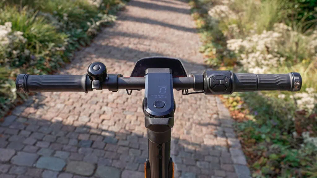 NIU KQi 300X Review: Rides Like a Dream, Built Like a Tank 20 niu kqi 300x cockpit and display