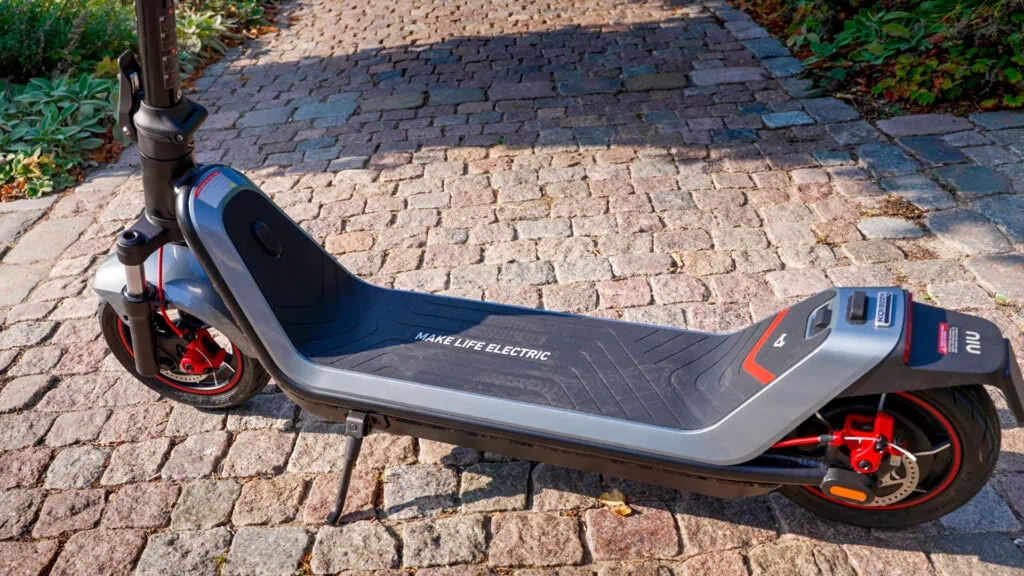 NIU KQi 300X Review: Rides Like a Dream, Built Like a Tank 19 NIU kqi 300x deck