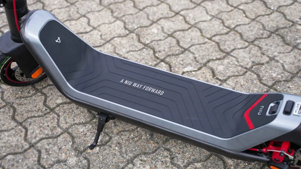 NIU KQi3 Max Review: Gold Standard of Commuter Scooters 52 NIU KQi3 Max deck