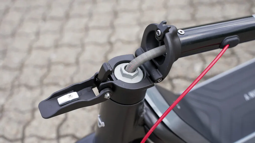 NIU KQi3 Max Review: Gold Standard of Commuter Scooters 65 NIU KQi3 Max folding mechanism