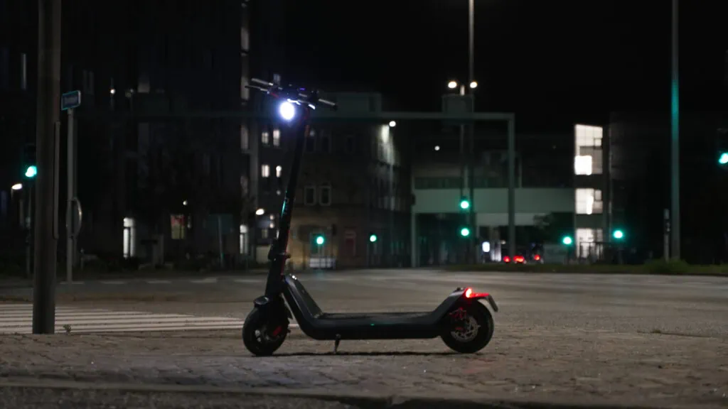 NIU KQi3 Max Review: Gold Standard of Commuter Scooters 67 NIU KQi3 Max lights at night