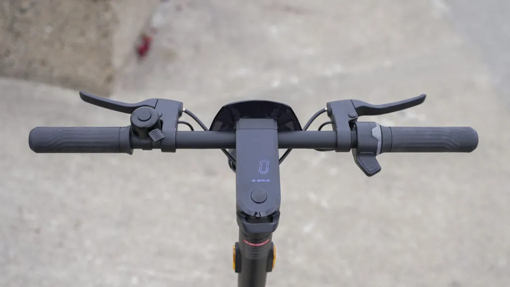 NIU KQi3 Pro Review: A Level-Up For Commuter Scooters 59 NIU KQi3 Pro cockpit and handlebars