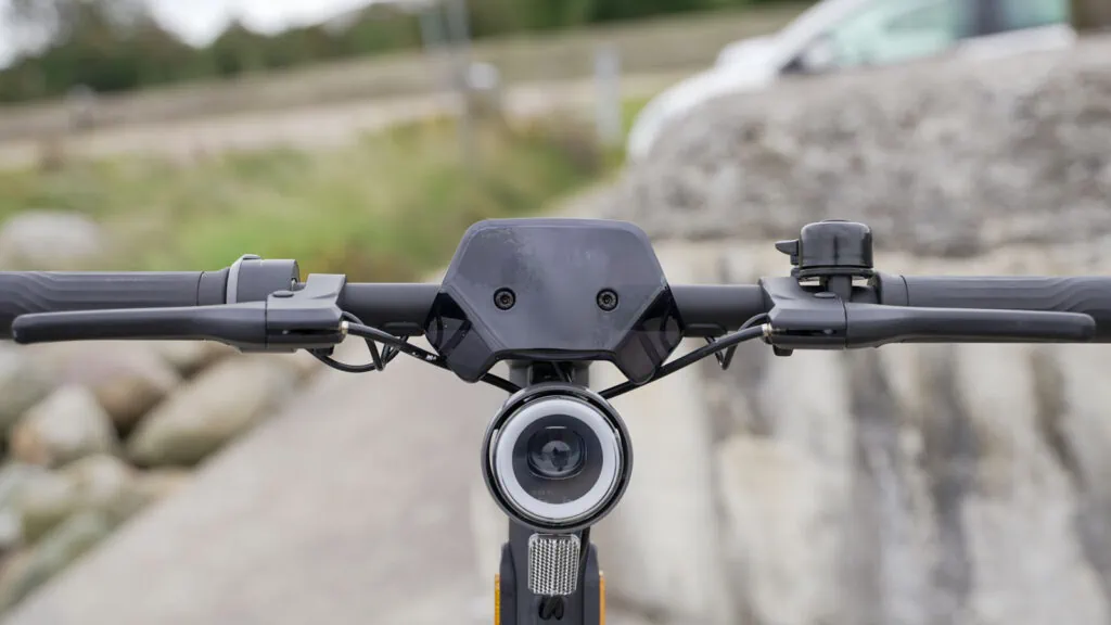 NIU KQi3 Pro Review: A Level-Up For Commuter Scooters 63 NIU KQi3 Pro front visor
