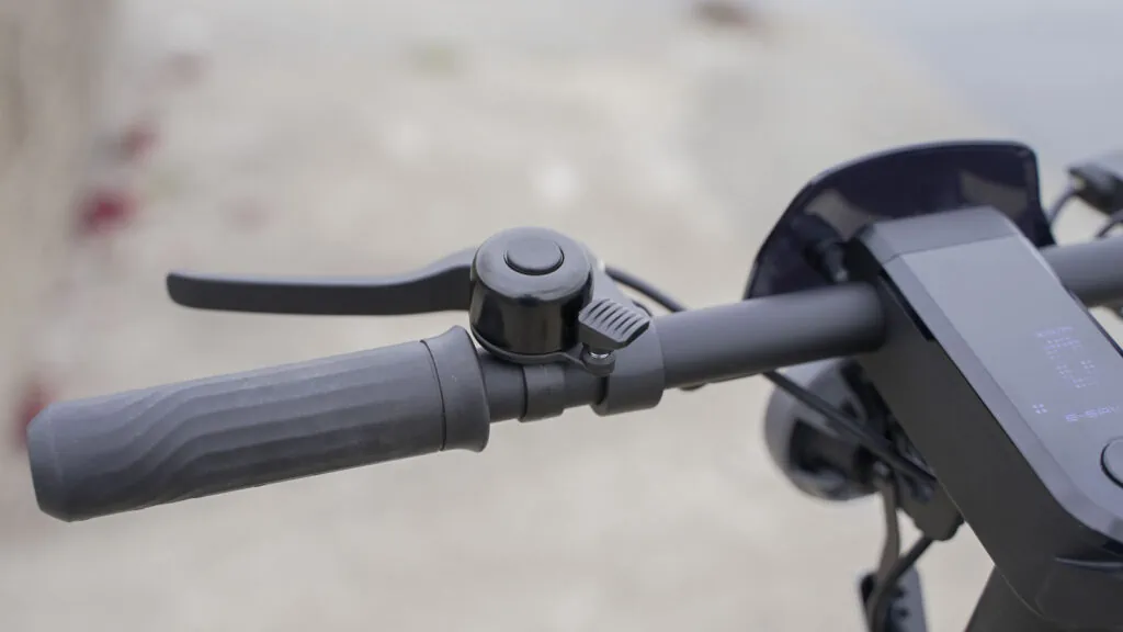 NIU KQi3 Pro Review: A Level-Up For Commuter Scooters 61 NIU KQi3 Pro left handlebar