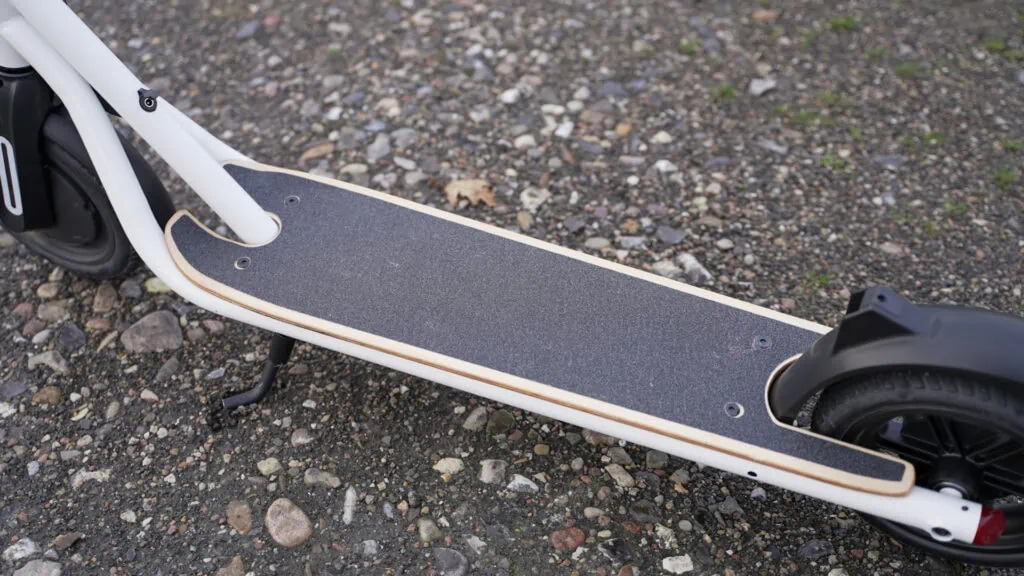 Fluid CityRider Review: Light Weight, High Value 44 Photo of the deck on the Fluid CityRider