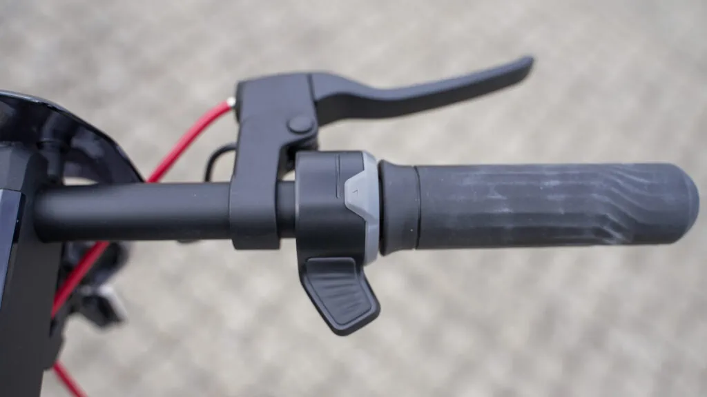 NIU KQi3 Max Review: Gold Standard of Commuter Scooters 55 Right handlebar on NIU KQi3 Max
