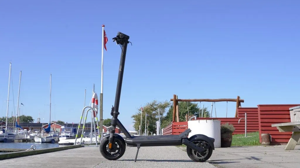 Vmax VX2 Hub Review: The Performance King of Commuters 31 Vmax VX2 hub at the harbor